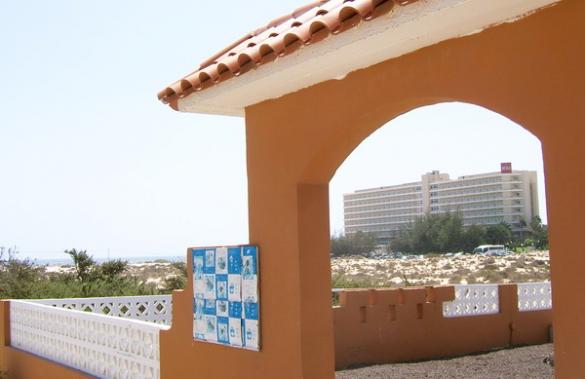Blick auf das Hotel Oliva Beach in der Dünenlandschaft im Norden von Fuerteventura Blick auf das Hotel Oliva Beach in der Dünenlandschaft im Norden von Fuerteventura