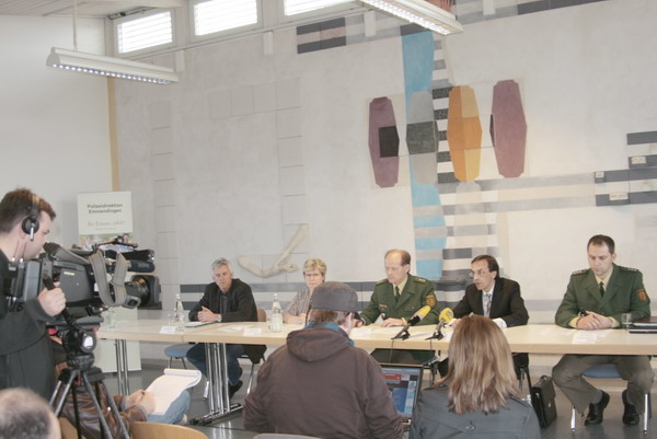 Teilnehmer der Pressekonferenz im Polizeirevier Emmendingen
Von links: Gerhard Wölfle (Kriminalhauptkommissar der Polizeidirektion Emmendingen),
Evelyn Trampe (Leiterin der Kriminalpolizei Emmendingen), Manfred Holder (Leiter der Polizeidirektion Emmendingen), Peter Häberle (Leitender Oberstaatsanwalt der Staatsanwaltschaft Freiburg) und Rocco Braccio (Sachbereich Öffentlichkeitsarbeit der Polizeidirektion Emmendingen)
Teilnehmer der Pressekonferenz im Polizeirevier Emmendingen
Von links: Gerhard Wölfle (Kriminalhauptkommissar der Polizeidirektion Emmendingen),
Evelyn Trampe (Leiterin der Kriminalpolizei Emmendingen), Manfred Holder (Leiter der Polizeidirektion Emmendingen), Peter Häberle (Leitender Oberstaatsanwalt der Staatsanwaltschaft Freiburg) und Rocco Braccio (Sachbereich Öffentlichkeitsarbeit der Polizeidirektion Emmendingen)