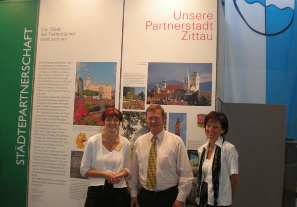 Elke Otto/Leiterin der Tourist-Information, Thomas Mauermann/Hauptdezernent, Wiepke Steudner/Kulturreferentin (v.li.) Elke Otto/Leiterin der Tourist-Information, Thomas Mauermann/Hauptdezernent, Wiepke Steudner/Kulturreferentin (v.li.)