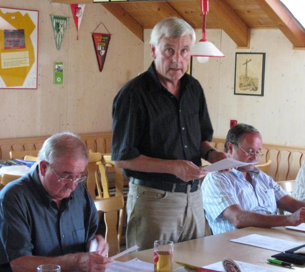 Staffelleiter Hubert Deuchler (stehend), links davon Verbandsspielleiter Eberhard Schmoock, rechts Reinhold Hege, Vorsitzender Sportgericht, beim Staffeltag in Schiltach Staffelleiter Hubert Deuchler (stehend), links davon Verbandsspielleiter Eberhard Schmoock, rechts Reinhold Hege, Vorsitzender Sportgericht, beim Staffeltag in Schiltach