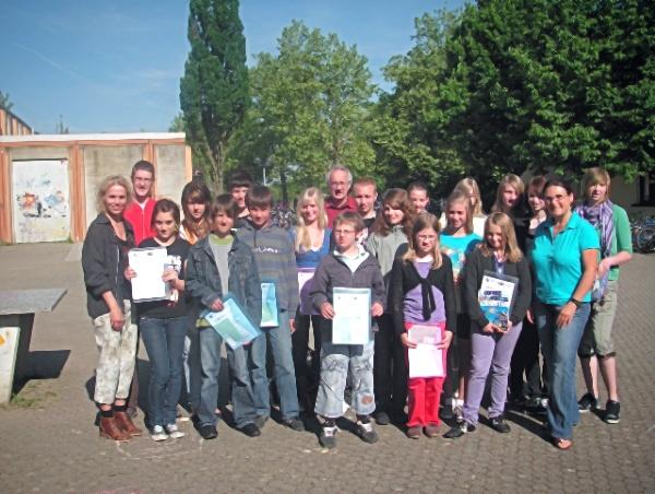 Die stolzen Preisträger/innen des Europäischen Malwettbewerbs mit Realschulrektor Markus Felder (Mitte hinten), Kunsterzieherinnen Elisabeth Schott (links) und Annette Stark (rechts) Die stolzen Preisträger/innen des Europäischen Malwettbewerbs mit Realschulrektor Markus Felder (Mitte hinten), Kunsterzieherinnen Elisabeth Schott (links) und Annette Stark (rechts)