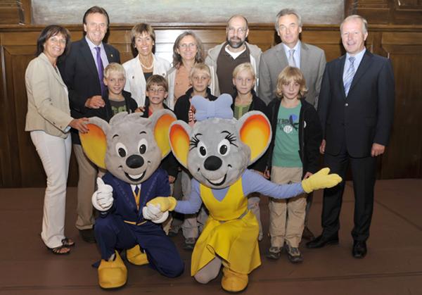 Von links hinten: Marianne und Roland Mack, Sozialministerin Dr. Monika Stolz, Ursula und Markus Beutelspacher, Jürgen Mack und Peter Weis / Mitte: Die Fünflinge / vorne: Euromaus & Euromausi
Von links hinten: Marianne und Roland Mack, Sozialministerin Dr. Monika Stolz, Ursula und Markus Beutelspacher, Jürgen Mack und Peter Weis / Mitte: Die Fünflinge / vorne: Euromaus & Euromausi