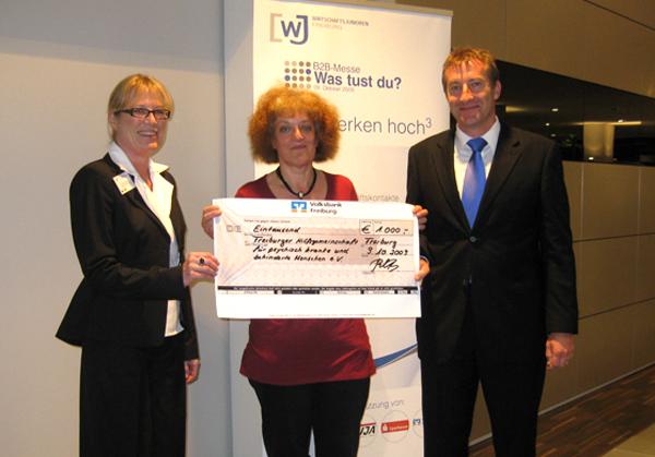 Bildunterschrift: (v.l.n.r.) Annina Oppinger, Projektleiterin der B2B Messe der
Wirtschaftsjunioren Freiburg, Friedhilde Rissmann-Schleip, Geschäftsführerin der
Freiburger Hilfsgemeinschaft., Branco Borchert, Vorstandsvorsitzender der
Wirtschaftsjunioren Freiburg
Bildvermerk: WJ Freiburg Bildunterschrift: (v.l.n.r.) Annina Oppinger, Projektleiterin der B2B Messe der
Wirtschaftsjunioren Freiburg, Friedhilde Rissmann-Schleip, Geschäftsführerin der
Freiburger Hilfsgemeinschaft., Branco Borchert, Vorstandsvorsitzender der
Wirtschaftsjunioren Freiburg
Bildvermerk: WJ Freiburg