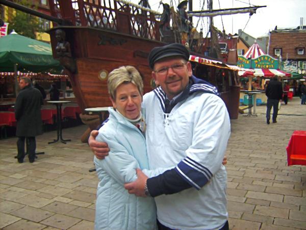 Anita Basler, 1. Vorsitzende city partner und Klaus Moritz, Hamburger Fischmarkt Anita Basler, 1. Vorsitzende city partner und Klaus Moritz, Hamburger Fischmarkt