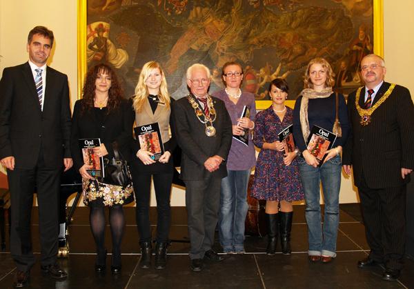 (v.li.) Vorstandsmitglied Stefan Siebert, Manuela Dams (Goldschmiede Dams; nahm die Ehrung für die fehlende Siegerin Katharina Landwehr entgegen), Sabrina Noack (Lechlers Goldschmiede), Innungsoberbeister Dieter Lechler, Rebecca ter Veen (Goldschmiede Oelmühle), Tabea Rieger (Goldschmiede Kemter), Sara Zickuhr (Goldschmiede Dams) und Hans J. Wiegleb, Präsident des Zentralverbandes der deutschen Goldschmiede und Juweliere. (v.li.) Vorstandsmitglied Stefan Siebert, Manuela Dams (Goldschmiede Dams; nahm die Ehrung für die fehlende Siegerin Katharina Landwehr entgegen), Sabrina Noack (Lechlers Goldschmiede), Innungsoberbeister Dieter Lechler, Rebecca ter Veen (Goldschmiede Oelmühle), Tabea Rieger (Goldschmiede Kemter), Sara Zickuhr (Goldschmiede Dams) und Hans J. Wiegleb, Präsident des Zentralverbandes der deutschen Goldschmiede und Juweliere.