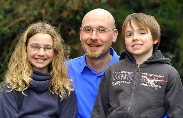 Marcel Oettrich mit seinen Kindern Hannah und Paul
Marcel Oettrich mit seinen Kindern Hannah und Paul