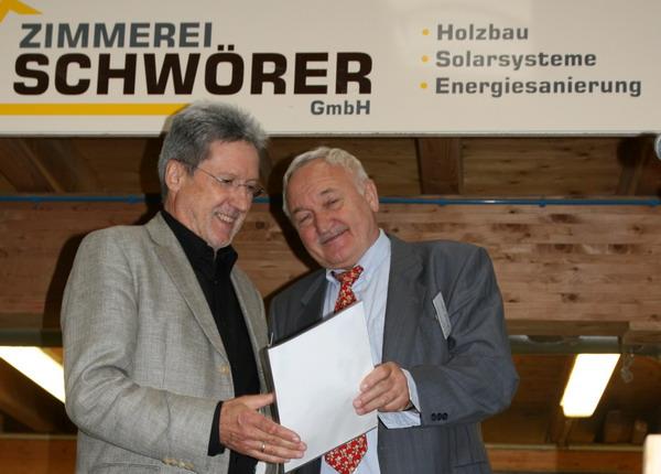Oskar Kreuz (links) erhält von Rudolf Höhn, Vorsitzender des Fördervereins Zukunftsenergien SolarRegio Kaiserstuhl den dotierten Klaus-Bindner-Zukunftspreis 2010. Oskar Kreuz (links) erhält von Rudolf Höhn, Vorsitzender des Fördervereins Zukunftsenergien SolarRegio Kaiserstuhl den dotierten Klaus-Bindner-Zukunftspreis 2010.