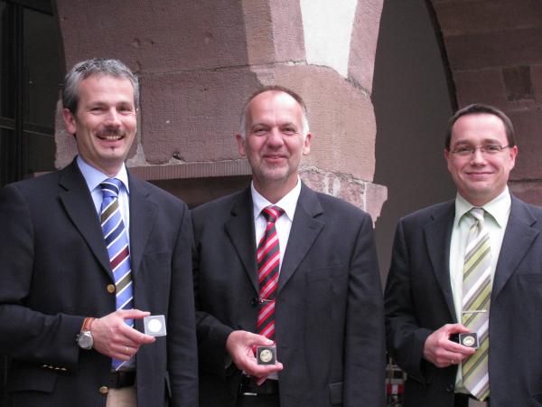 Gerhard Gust (Mitte) und Mathias Müller (rechts) von der Sparkasse Wolfach überreichten Schiltachs Bürgermeister Thomas Haas (links) das erste Exemplar der Münze zum 8. Schiltacher Stadtfest. Gerhard Gust (Mitte) und Mathias Müller (rechts) von der Sparkasse Wolfach überreichten Schiltachs Bürgermeister Thomas Haas (links) das erste Exemplar der Münze zum 8. Schiltacher Stadtfest.