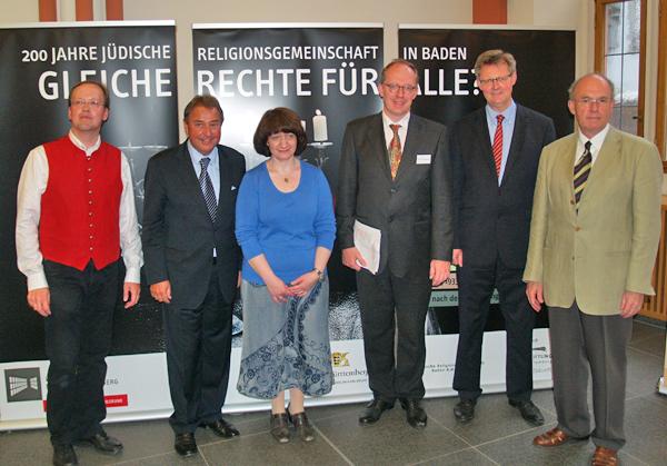 Gruppenbild (v.l.n.r.): Dr. Rainer Brüning vom Generallandesarchiv Karlsru-he, der Vorstandsvorsitzende der Sparkasse Horst Kary, das Vorstandsmit-glied der jüdischen Gemeinde Irina Katz, der Historiker Dr. Uri R. Kaufmann, Kultur- und Sozialdezernent Ulrich von Kirchbach sowie Professor Volker Rödel.
Gruppenbild (v.l.n.r.): Dr. Rainer Brüning vom Generallandesarchiv Karlsru-he, der Vorstandsvorsitzende der Sparkasse Horst Kary, das Vorstandsmit-glied der jüdischen Gemeinde Irina Katz, der Historiker Dr. Uri R. Kaufmann, Kultur- und Sozialdezernent Ulrich von Kirchbach sowie Professor Volker Rödel.