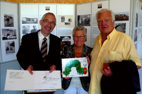 "Ich habe ihn sehr gut gekannt", sagte Ruth Schlenker zu Oberbürgermeister Rupert Kubon bei der Eröffnung der Carle-Ausstellung im "Treffpunkt Baden-Württemberg" auf dem Gelände der Landesgartenschau in Villingen-Schwenningen. Unser Foto zeigt das Ehepaar Schlenker und Oberbürgermeister Rupert Kubon (links).
Foto : LGS "Ich habe ihn sehr gut gekannt", sagte Ruth Schlenker zu Oberbürgermeister Rupert Kubon bei der Eröffnung der Carle-Ausstellung im "Treffpunkt Baden-Württemberg" auf dem Gelände der Landesgartenschau in Villingen-Schwenningen. Unser Foto zeigt das Ehepaar Schlenker und Oberbürgermeister Rupert Kubon (links).
Foto : LGS