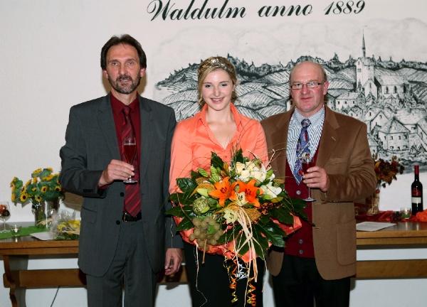 Zu den zahlreichen Gratulanten gehörten neben dem Vorstandsvorsitzenden der Winzergenossenschaft, Georg Börsig (links), auch Kilian Schneider (rechts), Präsident des Badischen Weinbauverbands.
Bild: Dieter Simon Zu den zahlreichen Gratulanten gehörten neben dem Vorstandsvorsitzenden der Winzergenossenschaft, Georg Börsig (links), auch Kilian Schneider (rechts), Präsident des Badischen Weinbauverbands.
Bild: Dieter Simon