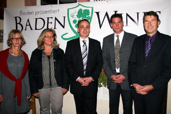 Aus der Taufe gehoben, die „Baden Wines“. Auf dem Foto von rechts: Rolf Rubsamen (GF Kur und Bäder GmbH Bad Krozingen), Franz-Michael Freiherr von Neveu, Dirk Böhme (GF WG Bahlingen), Birgit Kaiser und Heidrun Sanner-Krause (beide reisen³). Aus der Taufe gehoben, die „Baden Wines“. Auf dem Foto von rechts: Rolf Rubsamen (GF Kur und Bäder GmbH Bad Krozingen), Franz-Michael Freiherr von Neveu, Dirk Böhme (GF WG Bahlingen), Birgit Kaiser und Heidrun Sanner-Krause (beide reisen³).