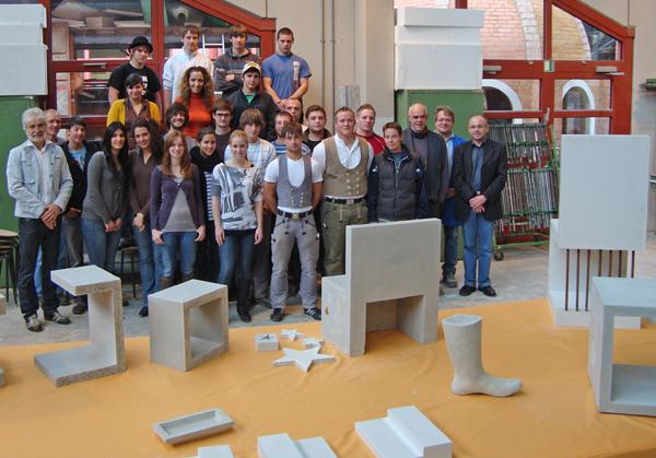 Studenten der Hochschule für Technik, Wirtschaft und Gestaltung Konstanz und Auszubildende im Maurerhandwerk hatten eine Woche lang an der Gewerbe Akademie Freiburg Betonprojekte in Teamarbeit umgesetzt. Rechts der Leiter der Bildungseinrichtung, Michael Dilger. Studenten der Hochschule für Technik, Wirtschaft und Gestaltung Konstanz und Auszubildende im Maurerhandwerk hatten eine Woche lang an der Gewerbe Akademie Freiburg Betonprojekte in Teamarbeit umgesetzt. Rechts der Leiter der Bildungseinrichtung, Michael Dilger.