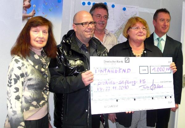 Ein Scheck für die von prokids initiierte kostenlose Schulspeisung wurde gestern in der Geschäftsstelle der Landesgartenschau überreicht. Unser
Foto zeigt von links nach rechts Anneliese Harm, Joachim Spitz, Gerhard Bauer, Ursula Simon und Thilo Harm.
Foto: LGS Ein Scheck für die von prokids initiierte kostenlose Schulspeisung wurde gestern in der Geschäftsstelle der Landesgartenschau überreicht. Unser
Foto zeigt von links nach rechts Anneliese Harm, Joachim Spitz, Gerhard Bauer, Ursula Simon und Thilo Harm.
Foto: LGS