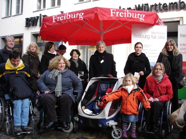 "Freiburg für alle": Mitglieder der Initiative am Infostand in der Münsterstraße