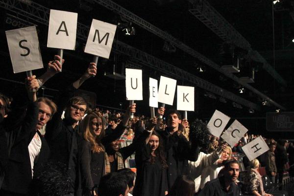 Kurz vor der Sendung: Fanclub und Familie von Samuel Koch freuen sich auf die Wette Kurz vor der Sendung: Fanclub und Familie von Samuel Koch freuen sich auf die Wette