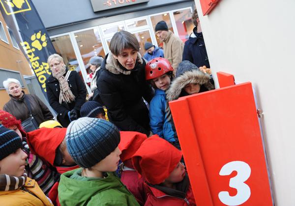 Kinder bei der Türchenöffnung des Adventskalenders auf dem Chesterplatz mit Vorleserin Dr. Ute Lusche.
Foto: Juri Junkov Kinder bei der Türchenöffnung des Adventskalenders auf dem Chesterplatz mit Vorleserin Dr. Ute Lusche.
Foto: Juri Junkov