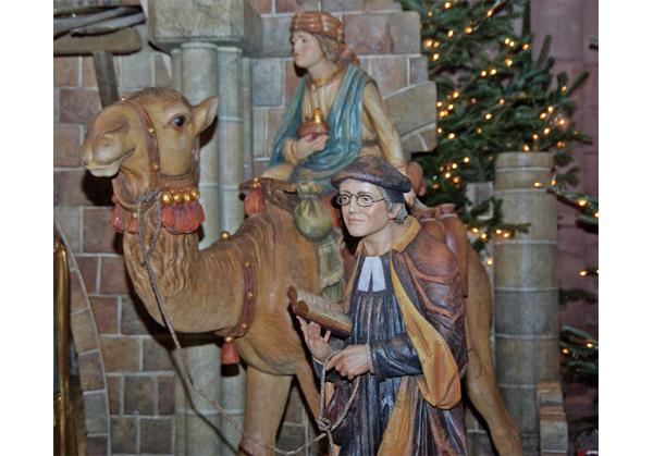Detailaufnahme von der Figur des evangelischen Pfarrers (Dekan Engelhardt), wie er das Kamel an den Zügeln führt. (Foto: Günter Hammer) Detailaufnahme von der Figur des evangelischen Pfarrers (Dekan Engelhardt), wie er das Kamel an den Zügeln führt. (Foto: Günter Hammer)