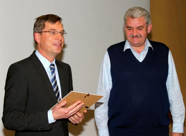 Ehrung: Landrat Hanno Hurth (links) zeichnete Kreisbrandmeister Jörg Berger (rechts) mit dem Feuerwehrehrenzeichen in Gold aus.
Foto: Landratsamt Emmendingen – Ulrich Spitzmüller Ehrung: Landrat Hanno Hurth (links) zeichnete Kreisbrandmeister Jörg Berger (rechts) mit dem Feuerwehrehrenzeichen in Gold aus.
Foto: Landratsamt Emmendingen – Ulrich Spitzmüller