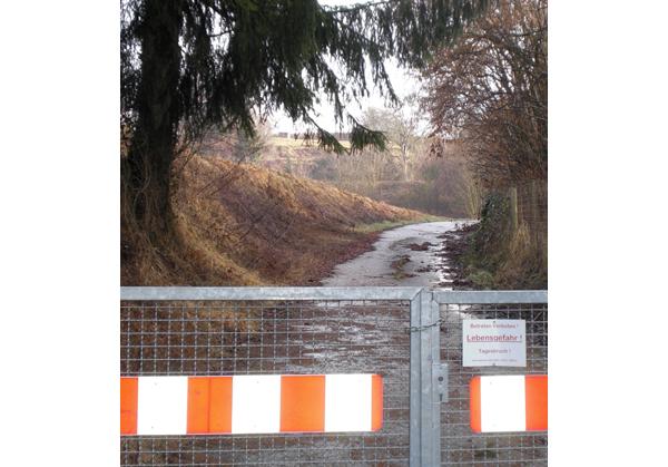 NOCH GESPERRT: Die Steigstraße auf dem Kahlenberg-Gelände kann seit dem Tagesbruch vor drei Jahren nicht mehr genutzt werden (Foto vom 10. Februar 2011).
Foto: Landratsamt Emmendingen – Ulrich Spitzmüller NOCH GESPERRT: Die Steigstraße auf dem Kahlenberg-Gelände kann seit dem Tagesbruch vor drei Jahren nicht mehr genutzt werden (Foto vom 10. Februar 2011).
Foto: Landratsamt Emmendingen – Ulrich Spitzmüller