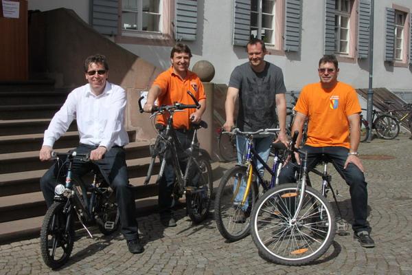 Sie sorgten für den "Rad-Auftakt": Das Team, der Stadtverwaltung bei der Fahrrad-Versteigerung des Fundbüros vor dem Schlosserhaus.
76 Räder standen zur Versteigerung bereit, nur zwei wurden nicht verkauft . Von 10 - 120 Euro reichte die Preisspanne bei den verkauften Rädern. Sie sorgten für den "Rad-Auftakt": Das Team, der Stadtverwaltung bei der Fahrrad-Versteigerung des Fundbüros vor dem Schlosserhaus.
76 Räder standen zur Versteigerung bereit, nur zwei wurden nicht verkauft . Von 10 - 120 Euro reichte die Preisspanne bei den verkauften Rädern.