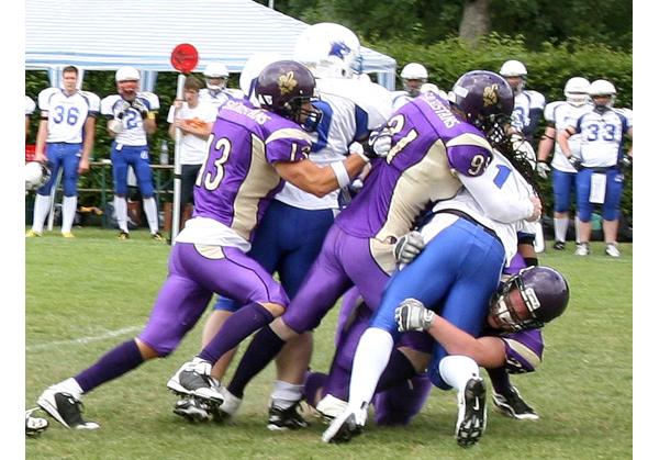Freiburg gegen die Nummer 1. Die Defense der Sacristans hatte alle Hände voll zu tun mit Razorbacks Quarterback Courtney Dailey. Hier bringen Samuel Probst, Carl Wagner und Marc Fischer (von rechts unten nach links) den Ravensburger zu Boden.
Bild: Jessica Gruber. Freiburg gegen die Nummer 1. Die Defense der Sacristans hatte alle Hände voll zu tun mit Razorbacks Quarterback Courtney Dailey. Hier bringen Samuel Probst, Carl Wagner und Marc Fischer (von rechts unten nach links) den Ravensburger zu Boden.
Bild: Jessica Gruber.