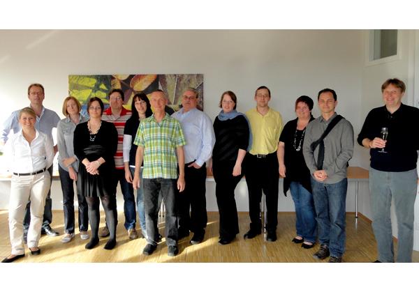 Die erfolgreichen Absolventen mit ihren Dozenten, v.l. Joachim Näke (Dozent), Kursleiterin Sabrina Elmlinger, die Absolventen Sabine Hauser, Stefanie Kellner, hinten im rot gestreiften Shirt Detlef Haag, Christiane Bierlein, Martin Hetz, Gregor Schmitt, Marie-Christine Birkle, Daniel Florenz, Patrizia Fechti, Ralph Schmidt und Peter Winkels (Dozent). Die erfolgreichen Absolventen mit ihren Dozenten, v.l. Joachim Näke (Dozent), Kursleiterin Sabrina Elmlinger, die Absolventen Sabine Hauser, Stefanie Kellner, hinten im rot gestreiften Shirt Detlef Haag, Christiane Bierlein, Martin Hetz, Gregor Schmitt, Marie-Christine Birkle, Daniel Florenz, Patrizia Fechti, Ralph Schmidt und Peter Winkels (Dozent).