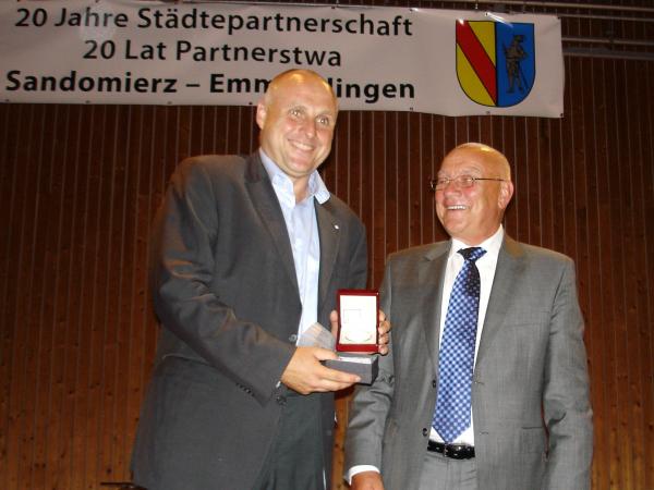Geschenke und Ehrungen im Überfluss: Emmendingens Oberbürgermeister Stefan Schlatterer und der Bürgermeister von Sandomierz, Jerzy Borowski (rechts) Geschenke und Ehrungen im Überfluss: Emmendingens Oberbürgermeister Stefan Schlatterer und der Bürgermeister von Sandomierz, Jerzy Borowski (rechts)