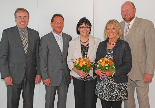 Die Volksbank-Vorstandsmitglieder Markus Singler (links), Karl-Heinz Dreher (2.v.l.) und Martin Reichenbach (rechts) verabschiedeten sich in einer Feierstunde von den beiden langjährigen Mitarbeiterinnen Hildegard Hildwein (Mitte) und Margot Sourd (2.v.l.). Die Volksbank-Vorstandsmitglieder Markus Singler (links), Karl-Heinz Dreher (2.v.l.) und Martin Reichenbach (rechts) verabschiedeten sich in einer Feierstunde von den beiden langjährigen Mitarbeiterinnen Hildegard Hildwein (Mitte) und Margot Sourd (2.v.l.).