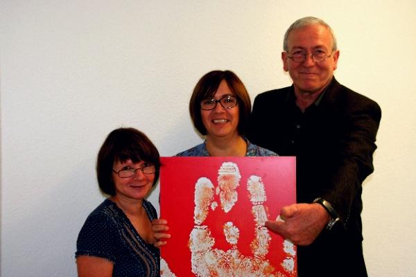 Auf dem Foto v.l.n.r.: Elke Schappacher, Hygienefachkraft, Veronika Steinhauser, Hygienefachkraft, Dr. Dieter Auer, Oberarzt Anästhesie und hygienebeauftragter Arzt des Ortenau Klinikums Offenburg-Gengenbach mit einem Händeabdruck
Bild: Ortenau Klinikum Auf dem Foto v.l.n.r.: Elke Schappacher, Hygienefachkraft, Veronika Steinhauser, Hygienefachkraft, Dr. Dieter Auer, Oberarzt Anästhesie und hygienebeauftragter Arzt des Ortenau Klinikums Offenburg-Gengenbach mit einem Händeabdruck
Bild: Ortenau Klinikum