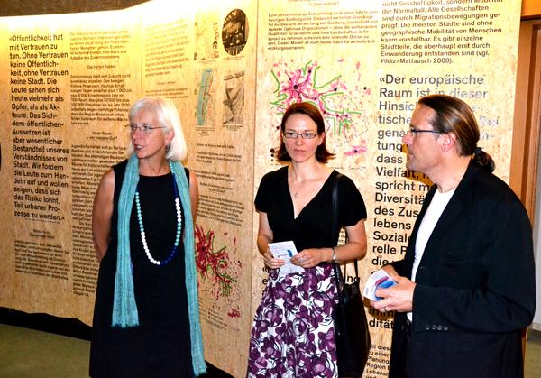 Von links: Gudrun Heute-Bluhm, Oberbürgermeisterin Stadt Lörrach, Astrid Loquai, städtische Fachbereichsleiterin Stadtentwicklung, Christian W. Blaser, Ausstellungsleiter Basel 360º. Von links: Gudrun Heute-Bluhm, Oberbürgermeisterin Stadt Lörrach, Astrid Loquai, städtische Fachbereichsleiterin Stadtentwicklung, Christian W. Blaser, Ausstellungsleiter Basel 360º.