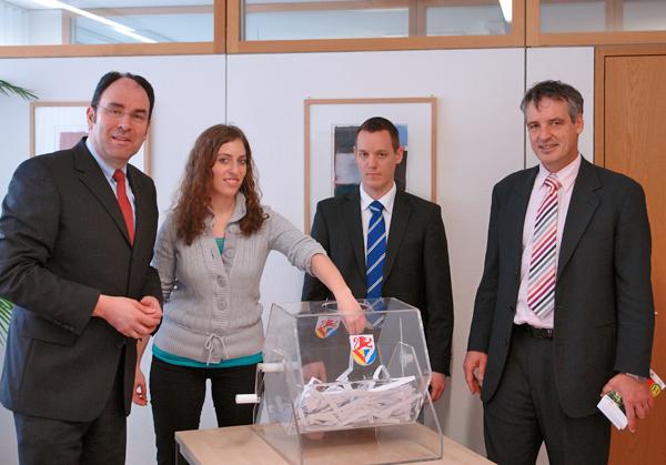 Auf dem Foto sind zu sehen: Auslosung zum jährlichen Gewinnspiel im Rahmen des Tourismusbarometers; von links nach rechts: Erster Landesbeamter Walter Holderried, Franziska Kaiser (Tourismus-Studentin der DHBW im Landratsamt Lörrach), Johannes Steffan (Leiter Stabsstelle Tourismus), Prof. Dr. Valentin Weislämle (DHBW Lörrach).
Auf dem Foto sind zu sehen: Auslosung zum jährlichen Gewinnspiel im Rahmen des Tourismusbarometers; von links nach rechts: Erster Landesbeamter Walter Holderried, Franziska Kaiser (Tourismus-Studentin der DHBW im Landratsamt Lörrach), Johannes Steffan (Leiter Stabsstelle Tourismus), Prof. Dr. Valentin Weislämle (DHBW Lörrach).