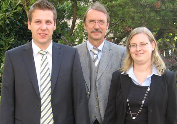 Der neure Leiter der Sparkasse Emmendingen-Unterstadt Christian Weber mit dem stellvertretenden Regionaldirektor der Sparkasse Hartmut Ott und der ehemaligen Leiterin Ulrike Stoll (v.li.).
Der neure Leiter der Sparkasse Emmendingen-Unterstadt Christian Weber mit dem stellvertretenden Regionaldirektor der Sparkasse Hartmut Ott und der ehemaligen Leiterin Ulrike Stoll (v.li.).