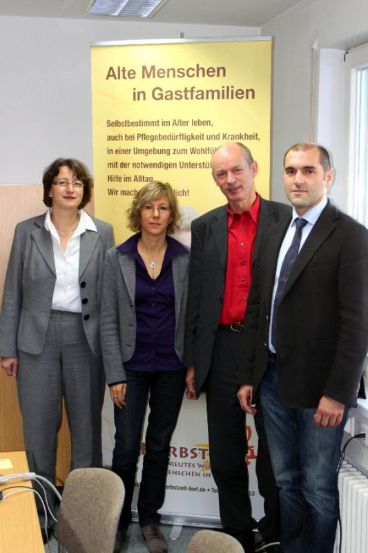 Landratsamt Emmendingen und Herbstzeit GmbH möchten ältere, pflegebedürftige Menschen in Familien unterbringen.
Dr. Ulrike Kleinknecht-Strähle, Heike Schaal, Meinrad Weber und Markus Skiba (von links nach rechts)
Foto: Silke Tebel-Haas, Landratsamt Emmendingen Landratsamt Emmendingen und Herbstzeit GmbH möchten ältere, pflegebedürftige Menschen in Familien unterbringen.
Dr. Ulrike Kleinknecht-Strähle, Heike Schaal, Meinrad Weber und Markus Skiba (von links nach rechts)
Foto: Silke Tebel-Haas, Landratsamt Emmendingen