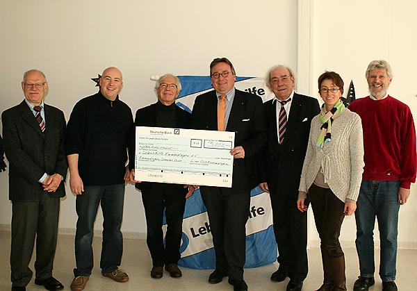 Von Links: Wolfgang Oberst (stv. Kreisvorsitzender Lebenshilfe), Heiko Grafmüller (Organisator Entenrennen, Lions-Club Emmendingen), Karl-Heinz Ruder (Kreisvorsitzender Lebenshilfe), Frank und Uwe Herrigel (Mitorganisatoren Entenrennen, Lions-Club Emmendingen), Monika Baier (Schriftführerin Lebenshilfe), Hans-Peter Nusser (stellvertretender Kreisvorsitzender Lebenshilfe) Von Links: Wolfgang Oberst (stv. Kreisvorsitzender Lebenshilfe), Heiko Grafmüller (Organisator Entenrennen, Lions-Club Emmendingen), Karl-Heinz Ruder (Kreisvorsitzender Lebenshilfe), Frank und Uwe Herrigel (Mitorganisatoren Entenrennen, Lions-Club Emmendingen), Monika Baier (Schriftführerin Lebenshilfe), Hans-Peter Nusser (stellvertretender Kreisvorsitzender Lebenshilfe)