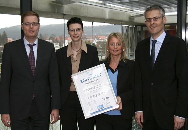 Die Schwenninger Krankenkasse ist die einzige Krankenkasse, die
als Gesamtunternehmen vom TÜV Hessen zertifiziert ist. Von links:
Thorsten Bröske (Vorstand), Christina Papke
(Geschäftsbereichsleiterin Personal und Recht), Tanja Tischler
(Stabstelle Qualitätsmanagement), Siegfried Gänsler (Vorsitzender
des Vorstandes).
(Quelle: Die Schwenninger Krankenkasse) Die Schwenninger Krankenkasse ist die einzige Krankenkasse, die
als Gesamtunternehmen vom TÜV Hessen zertifiziert ist. Von links:
Thorsten Bröske (Vorstand), Christina Papke
(Geschäftsbereichsleiterin Personal und Recht), Tanja Tischler
(Stabstelle Qualitätsmanagement), Siegfried Gänsler (Vorsitzender
des Vorstandes).
(Quelle: Die Schwenninger Krankenkasse)