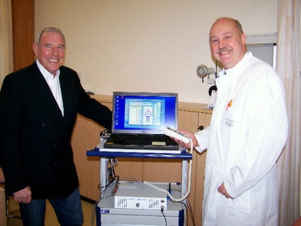 Unser Bild zeigt Dr. Werner Lindemann (rechts) und Prof. Günter Mangold mit dem vom Freundeskreis finanzierten Gerät.
Foto: Ortenau Klinikum Lahr-Ettenheim Unser Bild zeigt Dr. Werner Lindemann (rechts) und Prof. Günter Mangold mit dem vom Freundeskreis finanzierten Gerät.
Foto: Ortenau Klinikum Lahr-Ettenheim