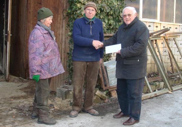 Ehrenobermeister Fritz Zimmermann (re.) überreicht eine Spende an Willi Peter. Daneben Ehefrau Helga Peter Ehrenobermeister Fritz Zimmermann (re.) überreicht eine Spende an Willi Peter. Daneben Ehefrau Helga Peter