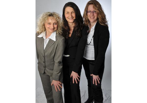 Das Team der Sparkasse in Rheinhausen freut sich auf den Neustart in den modernen Räumen (v.r.n.l.): Leiterin Daniela Torzi mit ihren Kolleginnen Christine Scherer und Birgitta Krause-Hofstetter.
Das Team der Sparkasse in Rheinhausen freut sich auf den Neustart in den modernen Räumen (v.r.n.l.): Leiterin Daniela Torzi mit ihren Kolleginnen Christine Scherer und Birgitta Krause-Hofstetter.