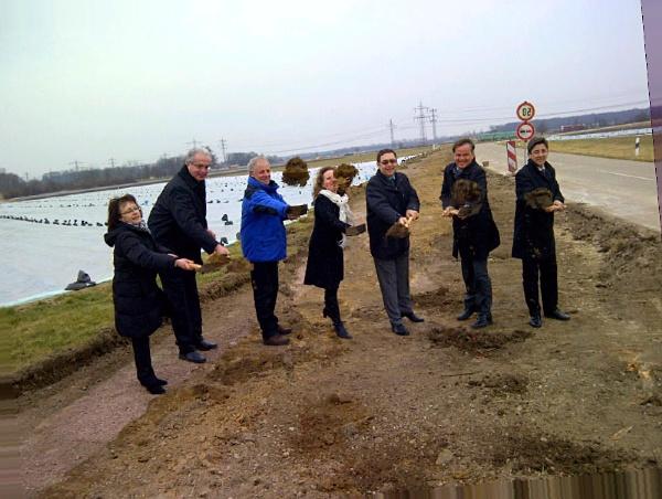 Erster Spatenstich für die neue Radwegverbindung Önsbach-Wagshurst mit (v. l.) Peter Spiegelhalter, Regierungspräsidium Freiburg, Landrat Frank Scherer, Oberbürgermeister Klaus Muttach, Achern, Ortsvorsteherin Christine Rösch, Önsbach, Ortsvorsteher Ulrich Berger, Wagshurst, Dietmar Stiefel, Bürgermeister Achern, und Ursula Zink-Sackmann, Ingenierurbüro Zink.
Foto: Landratsamt Ortenaukreis Erster Spatenstich für die neue Radwegverbindung Önsbach-Wagshurst mit (v. l.) Peter Spiegelhalter, Regierungspräsidium Freiburg, Landrat Frank Scherer, Oberbürgermeister Klaus Muttach, Achern, Ortsvorsteherin Christine Rösch, Önsbach, Ortsvorsteher Ulrich Berger, Wagshurst, Dietmar Stiefel, Bürgermeister Achern, und Ursula Zink-Sackmann, Ingenierurbüro Zink.
Foto: Landratsamt Ortenaukreis