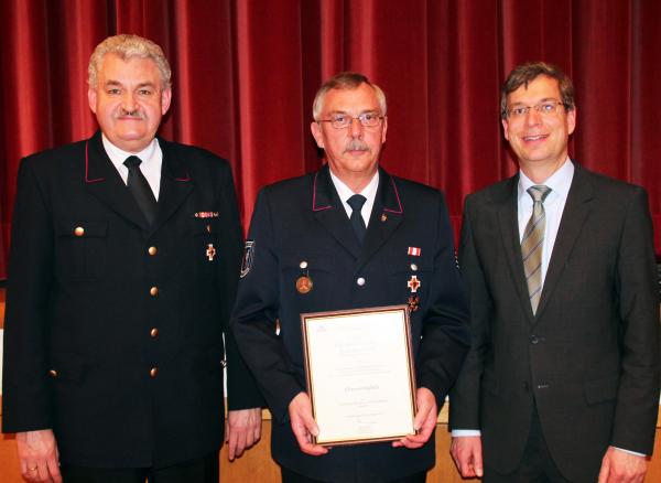 Kreisbrandmeister Jörg Berger (links) und Landrat Hanno Hurth (rechts) verabschieden Karlo Rieth als stellvertretenden Kreisbrandmeister nach 18 Jahren und ernannte ihn zum Ehrenmitglied. Kreisbrandmeister Jörg Berger (links) und Landrat Hanno Hurth (rechts) verabschieden Karlo Rieth als stellvertretenden Kreisbrandmeister nach 18 Jahren und ernannte ihn zum Ehrenmitglied.