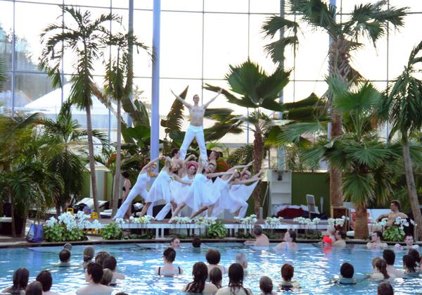 Unser Bild zeigt das Showteam „Matrix“ beim Auftritt in der Palmenoase.
Unser Bild zeigt das Showteam „Matrix“ beim Auftritt in der Palmenoase.