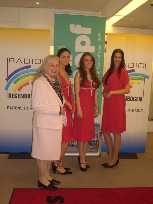 Anprobe mit Modehaus-Chefin Dr. Büchner-Schöpf (auf dem Foto, ganz links) Anprobe mit Modehaus-Chefin Dr. Büchner-Schöpf (auf dem Foto, ganz links)