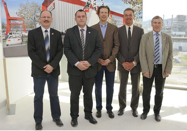Von links: Volker Michels, XXXLutz Projektleitung, Markus Gutsmiedl, XXXLutz-Hausleiter Freiburg, Christian Schulz, Vorsitzender der “IG Nord” in Freiburg, Robert Roepert, XXXLutz-Expansionsleiter Deutschland, Dietmar Klemen, XXXLutz-Verwaltungsleiter Freiburg.
Foto: IG Nord
Von links: Volker Michels, XXXLutz Projektleitung, Markus Gutsmiedl, XXXLutz-Hausleiter Freiburg, Christian Schulz, Vorsitzender der “IG Nord” in Freiburg, Robert Roepert, XXXLutz-Expansionsleiter Deutschland, Dietmar Klemen, XXXLutz-Verwaltungsleiter Freiburg.
Foto: IG Nord
