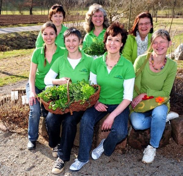 GRÜN IST IHRE LIEBLINGSFARBE: Die Kräuterpädagoginnen (von oben links) Edith Fehrenbach, Martina Zipperle, Hella Schmitz, Nicole Dörr, Regine Weber, Monika Rein und Viola Nehrbaß.
Foto: Landratsamt Emmendingen – Landwirtschaftsamt GRÜN IST IHRE LIEBLINGSFARBE: Die Kräuterpädagoginnen (von oben links) Edith Fehrenbach, Martina Zipperle, Hella Schmitz, Nicole Dörr, Regine Weber, Monika Rein und Viola Nehrbaß.
Foto: Landratsamt Emmendingen – Landwirtschaftsamt