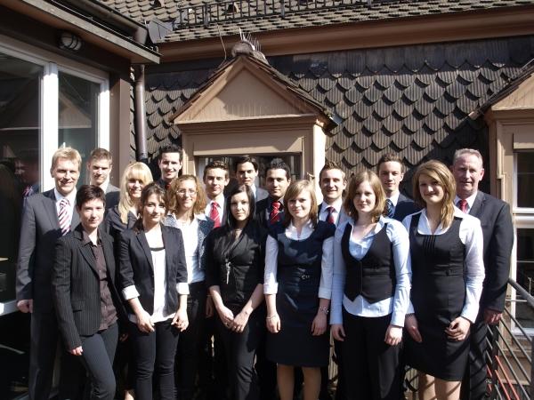 Gruppenbild v.l.n.r.: Vorstandsvorsitzender der Sparkasse Marcel Thimm, Claudia Burger (Waldkirch), Manuel Kreuzer (Kirchzarten), Stephanie Heck (Emmendingen), Nadine Fehrenbach (Waldkirch), Philipp Disch (Elzach), Carina Faisst (Kappel-Grafenhausen), Valentin Weber (Elzach), Mareike Fischer (Gutach), Raoul Röder (Ihringen), Valentino Moccia (Bötzingen), Katharina Beck (Sasbach), Felix Schulz (Freiburg), Carolin Schmalz (Winden), Samuel Bornemann ( Freiburg), Nina Kinder (Freiburg) sowie Ausbildungsleiter Roman Ringwald.