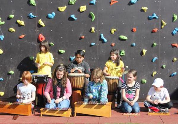 Der Pausenhof der Grundschule Salzert verfügt nun über mehrere Kletterwände. Die Einweihung gestaltete unter anderem auch die Instrumental AG der Schule. Der Pausenhof der Grundschule Salzert verfügt nun über mehrere Kletterwände. Die Einweihung gestaltete unter anderem auch die Instrumental AG der Schule.