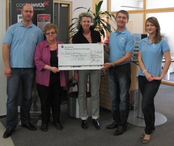 Der Erlös der Backaktion in Höhe 500,00 Euro übergab der Leiter der Geschäftsstelle Martin Schneider (2.v.r.) gemeinsam mit seiner Kollegin Nina Kinder (rechts) und seinem Kollegen Michael Sigwart (links) als Spende an die Vorsitzende der Freiburger Tafel Annette Theobald (Mitte) im Beisein der ehrenamtlichen Mitarbeiterin Veronika Klitsche. Der Erlös der Backaktion in Höhe 500,00 Euro übergab der Leiter der Geschäftsstelle Martin Schneider (2.v.r.) gemeinsam mit seiner Kollegin Nina Kinder (rechts) und seinem Kollegen Michael Sigwart (links) als Spende an die Vorsitzende der Freiburger Tafel Annette Theobald (Mitte) im Beisein der ehrenamtlichen Mitarbeiterin Veronika Klitsche.