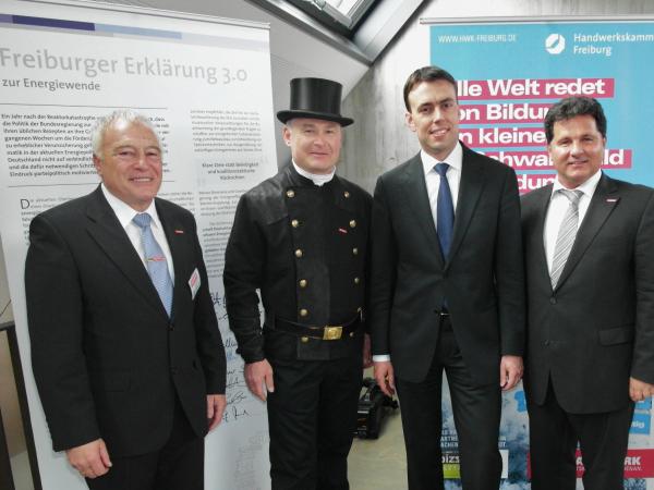 Besuch aus Stuttgart im BIZZZ (von links): HWK-Präsident Paul Baier, Innungsobermeister Werner Rottler, Finanz- und Wirtschaftsminister Nils Schmidt und HWK-Hauptgeschäftsführer Johannes Burger Besuch aus Stuttgart im BIZZZ (von links): HWK-Präsident Paul Baier, Innungsobermeister Werner Rottler, Finanz- und Wirtschaftsminister Nils Schmidt und HWK-Hauptgeschäftsführer Johannes Burger