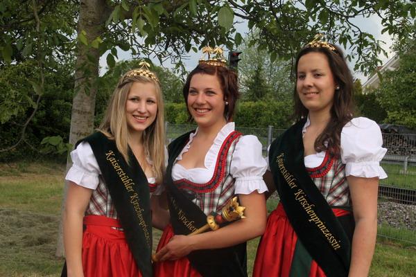 Von links: Franziska Sexauer, Kirschenkönigin Hannah Wagenmann, Laura Meier. Von links: Franziska Sexauer, Kirschenkönigin Hannah Wagenmann, Laura Meier.
